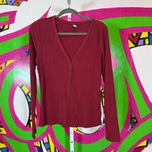 Old Navy Red Fitted Ribbed V-neck Blouse. Size M Tall. In excellent condition!